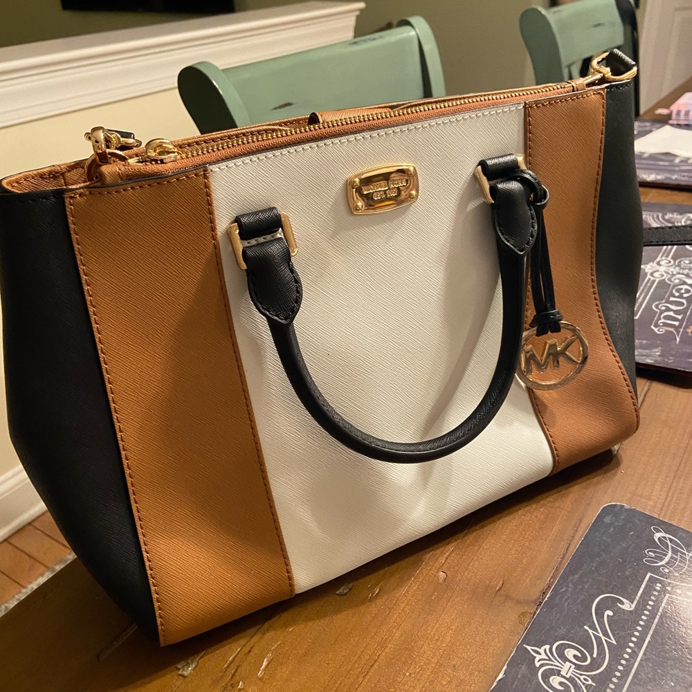Beautiful, authentic Michael Kors Sutton bag.